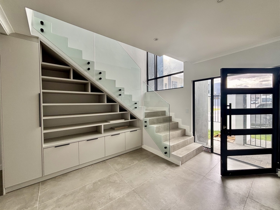 To Let 4 Bedroom Property for Rent in Sandown Western Cape
